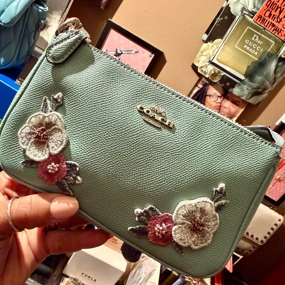 SOLD 🎁COACH CHALK HAWAIIAN FLORAL EMBROIDERY BEADED LARGE WRISTLET (LE) - Picture 5 of 15